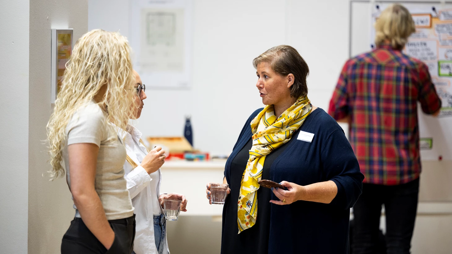 Drøftelserne ved de tematisk opdelte caféborde.